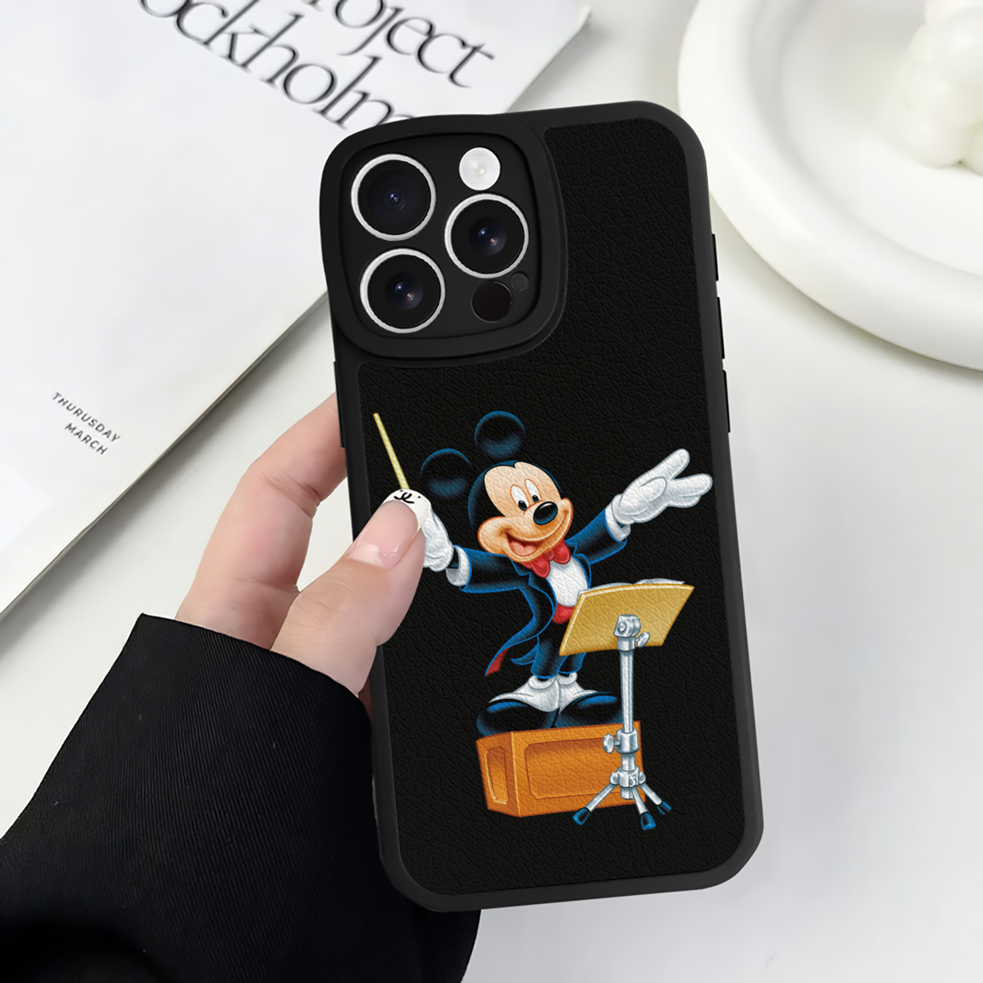 （画像用） ミッキーマウス Mickey Mouse 【iPhone 16シリーズ対応】シリコンスマホケース（レザー調） 材質：シリコン